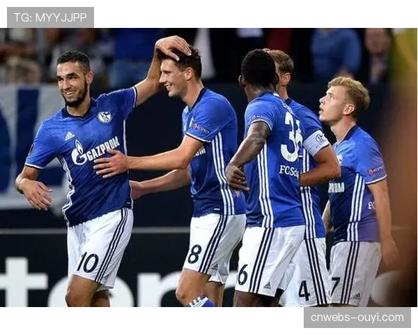 现场报道：沙尔克04主场气氛热烈，但球队半场两球落后