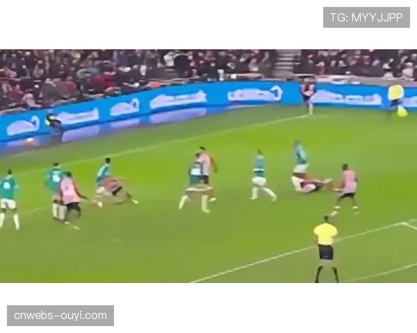 特写:斯特拉斯堡小将打入处子球后泪洒赛场,队友集体上前拥抱